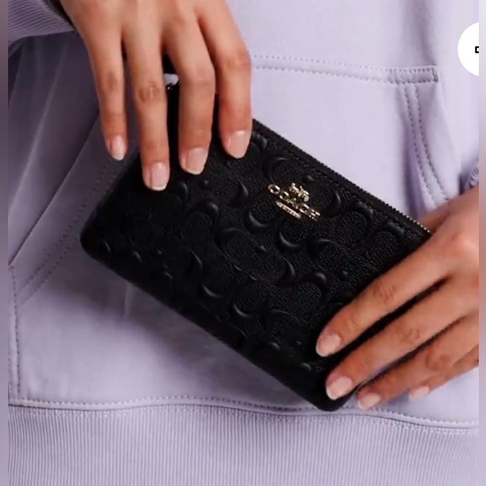 💕NIB COACH Signature Leather Black Wristlet with two Gold Coach Charms💕 - Picture 6 of 9